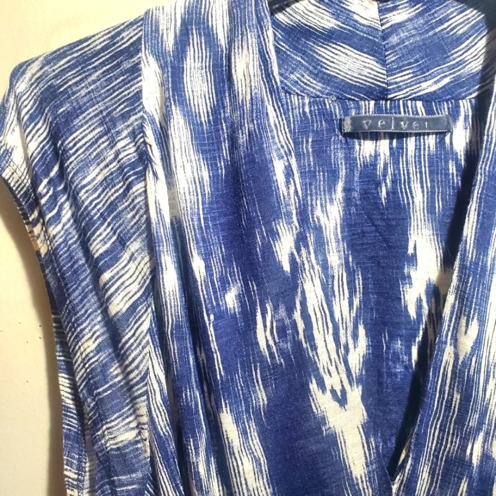 VELVET Blue & White Ikat-Style Patterned Print V-neck Line Cinched Waist Medium